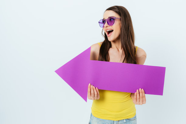 兴奋的年轻女子穿着夏天的上衣，戴着明亮的太阳镜图片下载