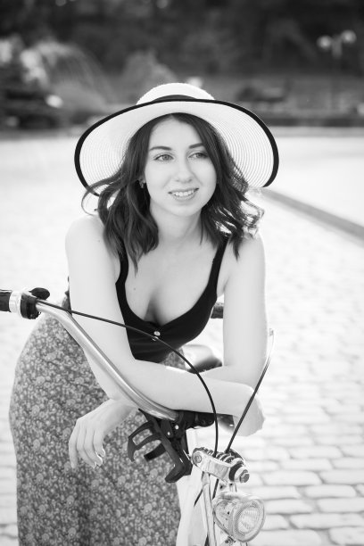 女孩的自行车图片下载