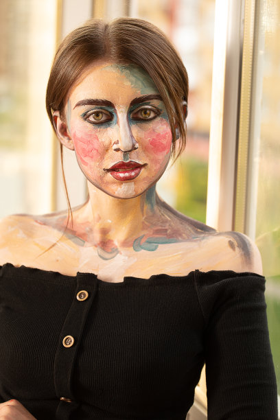 画着脸的女孩图片下载