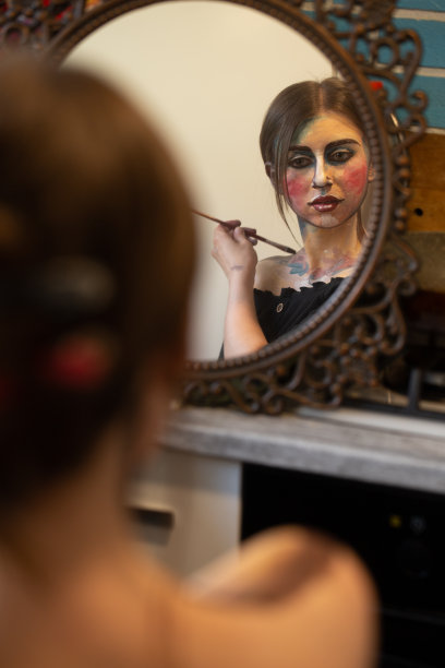 女孩画自己图片下载