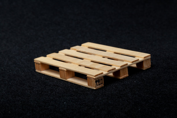 减少模型木制欧元托盘在黑色毡的背景图片下载