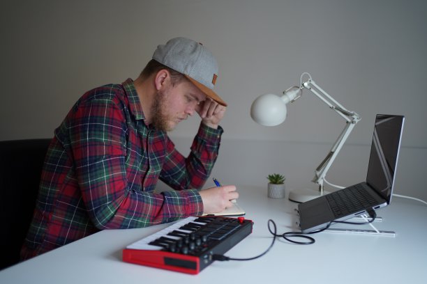 专注于男性音响工程师，制作人和词曲作者在家里工作的一首歌图片下载