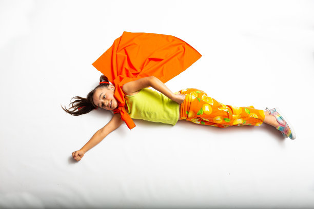 快乐女孩扮演超级英雄图片下载