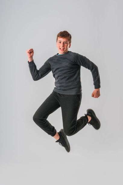 白人少年在演播室空中跳跃图片下载