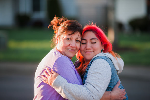 从母亲到女儿的黄金时刻拥抱图片下载