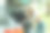 年轻女子把她的手提箱装进汽车行李箱。图片下载