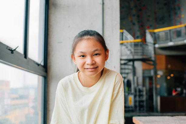 美丽的中国少女户外人像拍摄图片下载