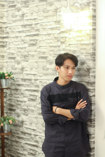 年轻人在咖啡馆休息图片下载