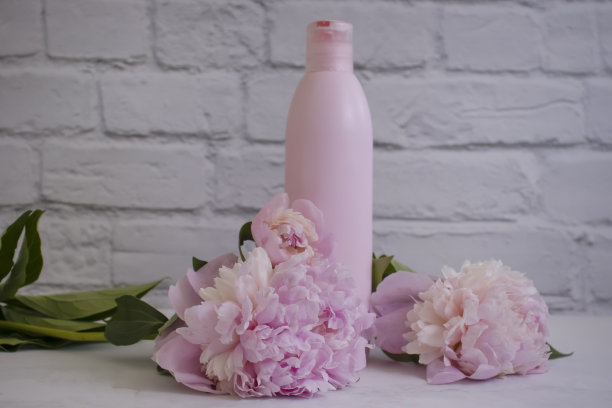 面霜化妆花牡丹在一个浅的背景图片下载