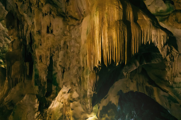 天然黑暗的地下洞穴，形状奇特的钟乳石。图片下载