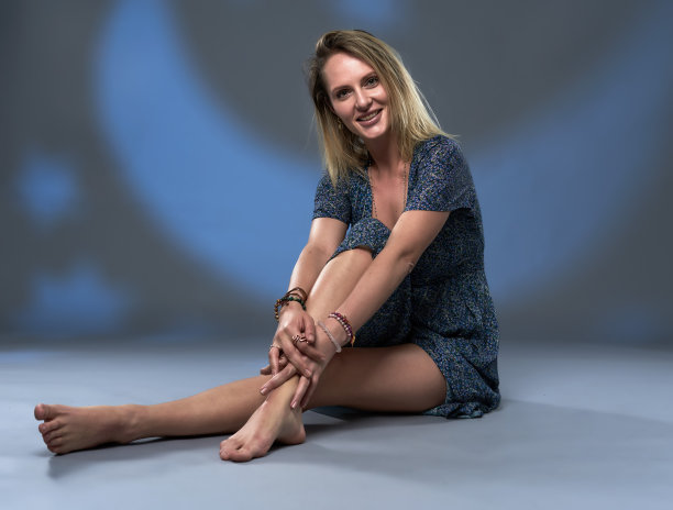 穿长裙的金发女郎图片下载