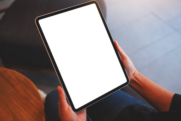 模拟形象的一个女人拿着数码平板电脑与空白的桌面屏幕图片下载