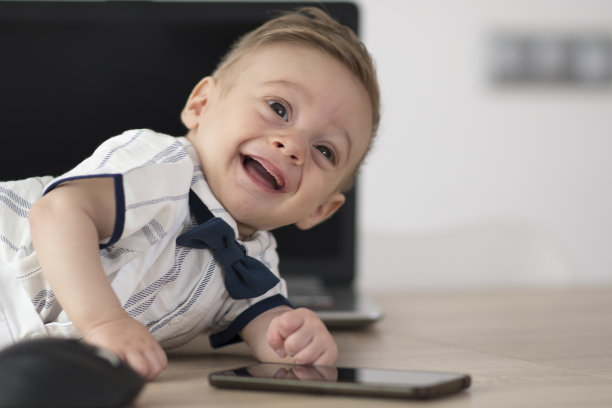 宝宝面前放一台电脑图片下载