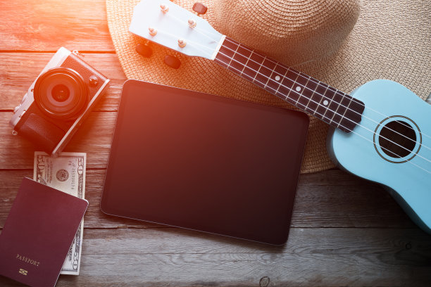 木制背景上的旅行配件图片下载