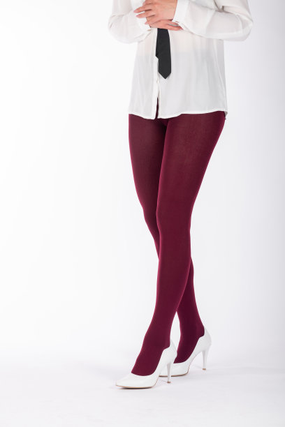 女人的腿与酒红色紧身衣和白色高跟鞋图片下载