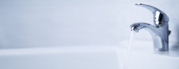 水龙头，不锈钢水龙头。水流在带水槽的浴室里。图片下载