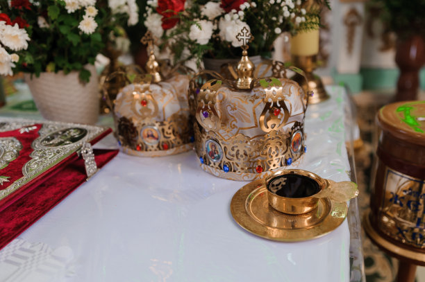 婚礼在教堂举行。葡萄酒。婚礼的传统图片下载