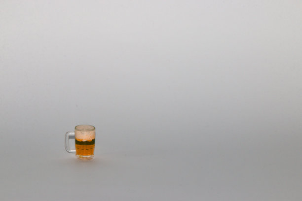 小杯啤酒孤立在白色背景，最小的概念，复制空间，夏季茶点，足球比赛图片下载