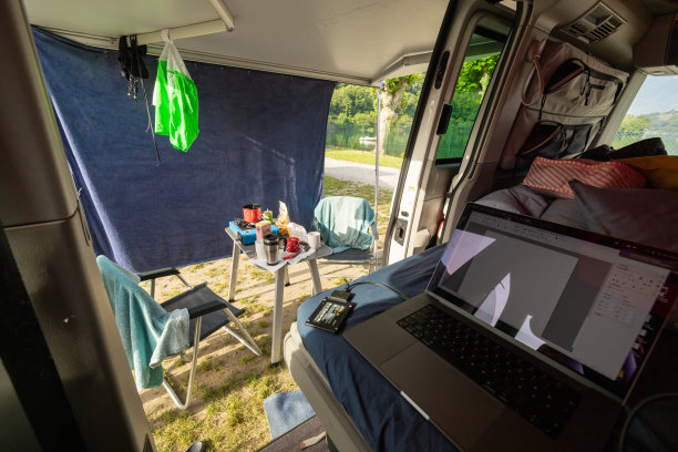 笔记本电脑在床上，停在露营车里图片下载