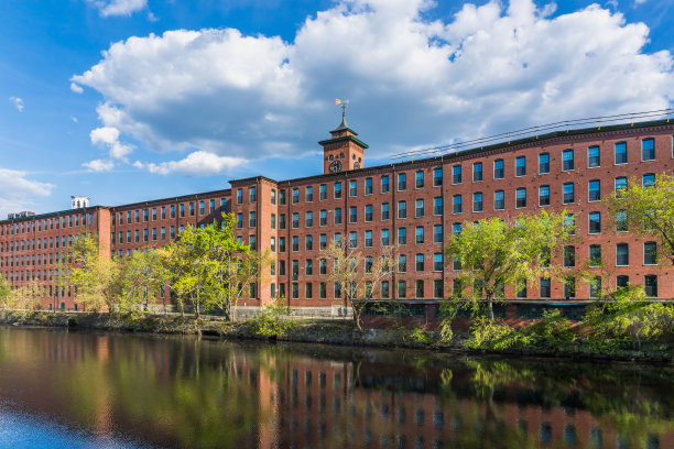 纳舒厄河老工业园区的棉花厂历史建筑，带有钟楼05-16-2021。美国新罕布什尔州图片下载