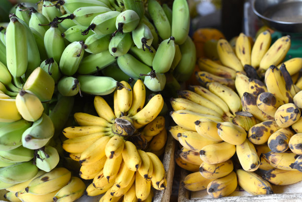 越南街头市场上出售的成熟香蕉图片下载