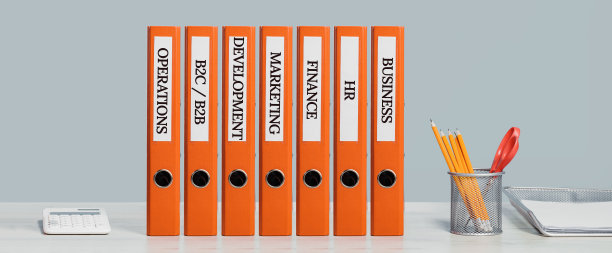 商业文件活页夹或杠杆拱文件在书架或书桌横幅图片下载