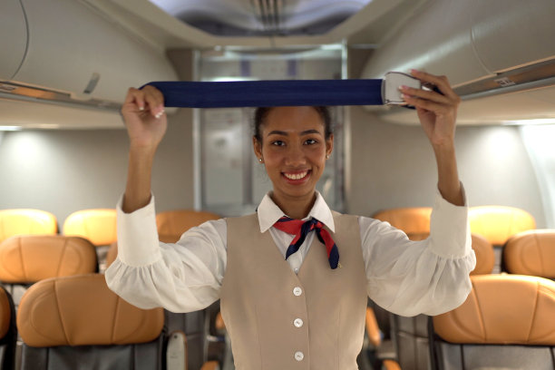 起飞前乘务员出示安全须知。图片下载