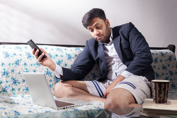 疲惫不堪的商人在家工作时感到困倦图片下载