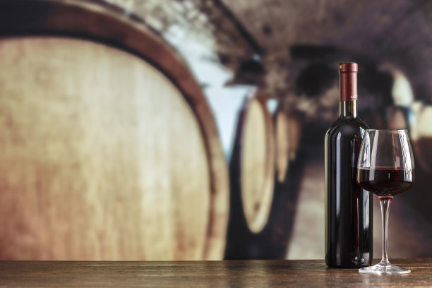 酒窖里有酒瓶和酒杯。在酒窖品尝红酒。图片下载