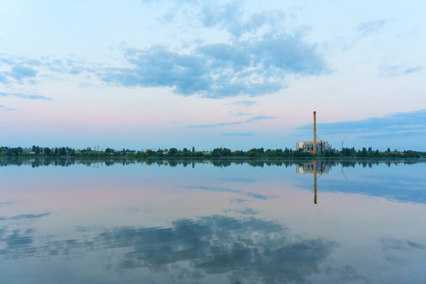 垃圾焚烧厂的日落美景图片下载