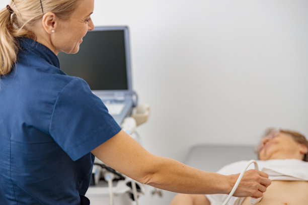 医生在医院对老年病人腹部超声检查的特写。产前诊断中心图片下载