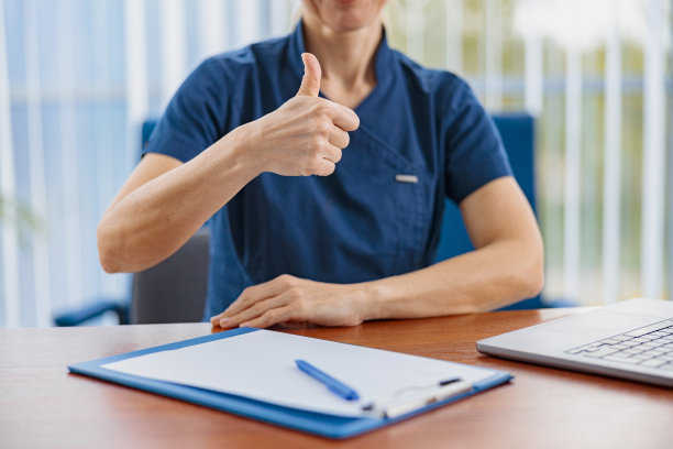 近距离的医生工作笔记本电脑和显示大拇指在医疗办公室图片下载