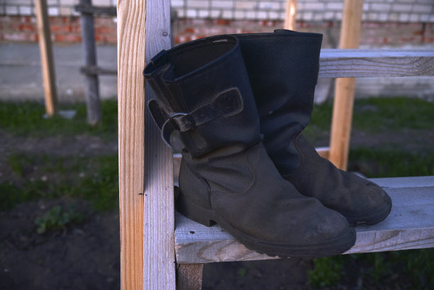 柯扎的旧靴子在夏天的田野里图片下载