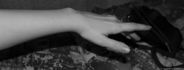 手延伸。一个女人的手是一张黑白照片。黑暗中一个女人手的轮廓。图片下载