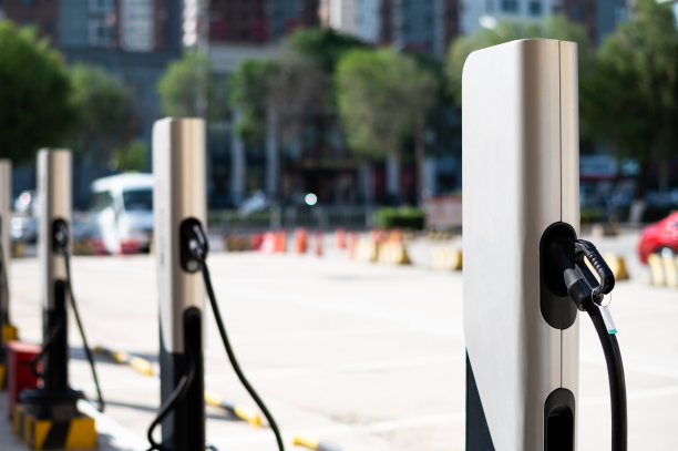 城市街道上的电动车充电站图片下载