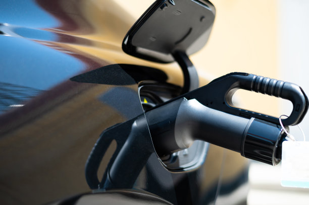 电动汽车和充电插头，电动汽车正在充电图片下载