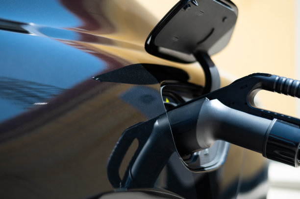 电动汽车和充电插头，电动汽车正在充电图片下载