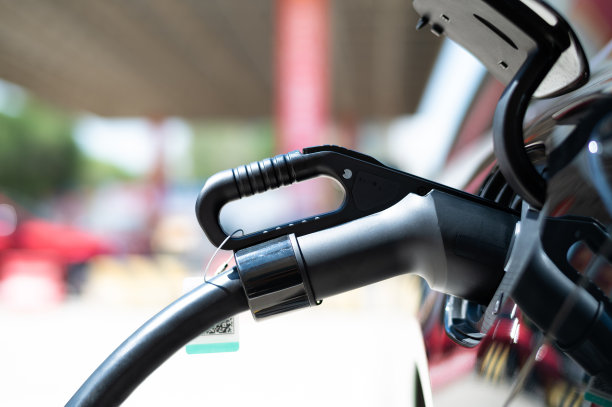 电动汽车和充电插头，电动汽车正在充电图片下载