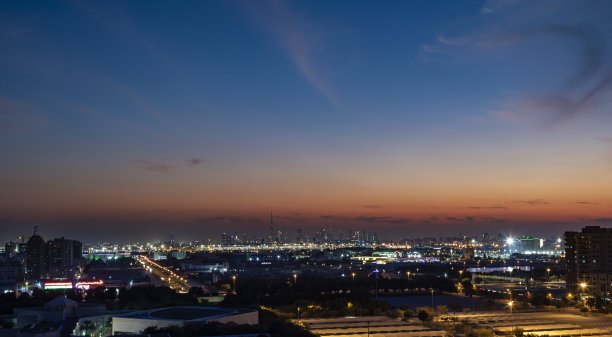 日落时分的迪拜天际线图片下载