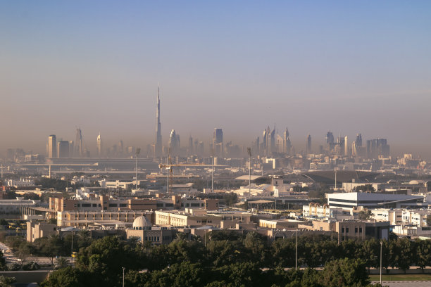 沙尘暴笼罩着迪拜的天际线图片下载