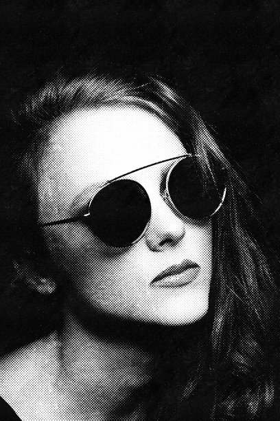 美丽的女人与太阳镜特写工作室肖像在半色调的模式图片下载