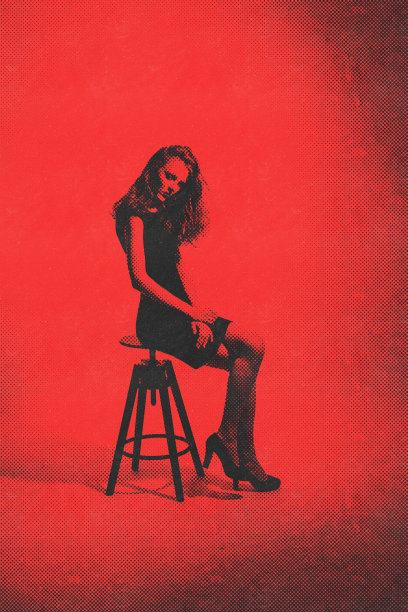 美丽的女人与黑色礼服工作室肖像在半色调的模式图片下载