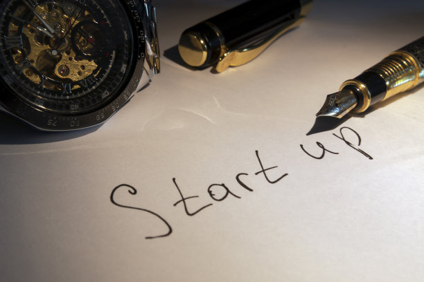 碑文是从一支钢笔开始的。书法。商业计划。笔,手表。业务的市场分析。计划目标和任务。成功男人的配饰。特写镜头。图片下载