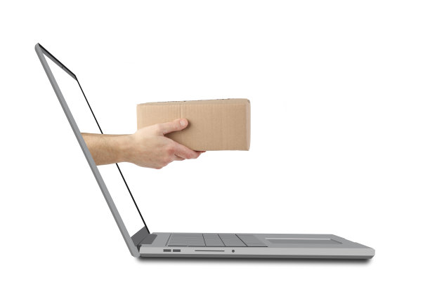 手持棕色手提电脑包，网上购物概念。图片下载