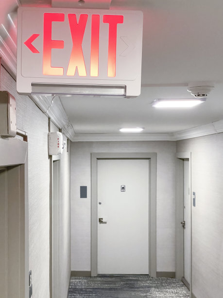 住宅楼走廊的出口标志图片下载