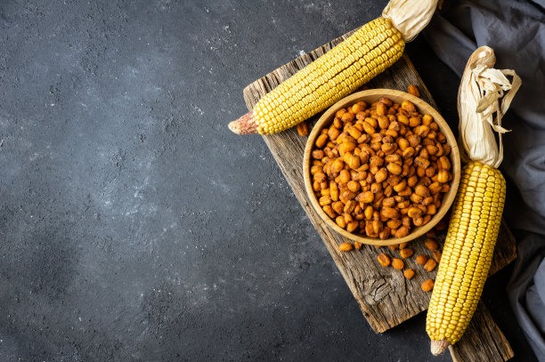 烤咸玉米坚果与香料和酱在碗在黑暗质朴的桌子，坚果的概念图片下载