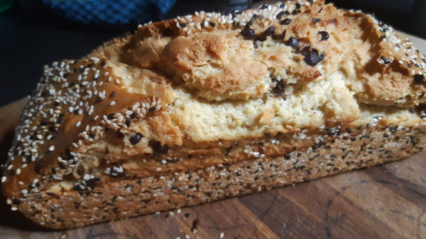 自制芝麻和巧克力片蛋糕面包图片下载