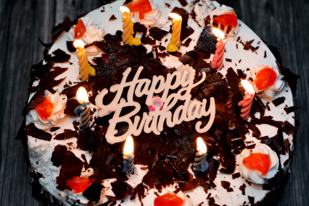 生日黑森林蛋糕，配有蜡烛和生日快乐装饰图片下载
