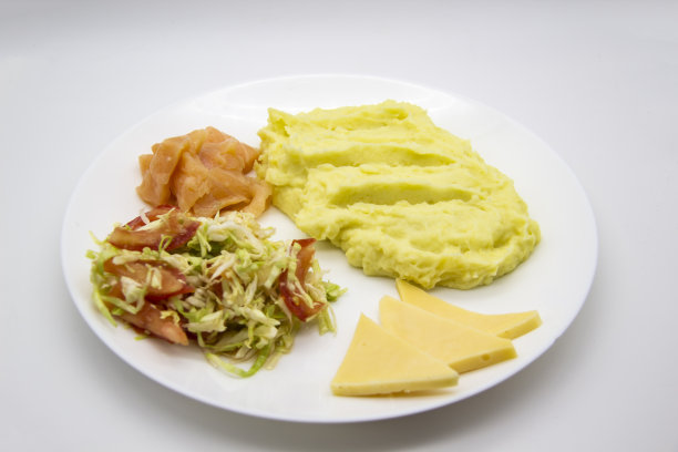 美味的早餐或午餐土豆泥，新鲜沙拉，卷心菜，西红柿，黄瓜和红鲑鱼，和奶酪片在白色的盘子图片下载