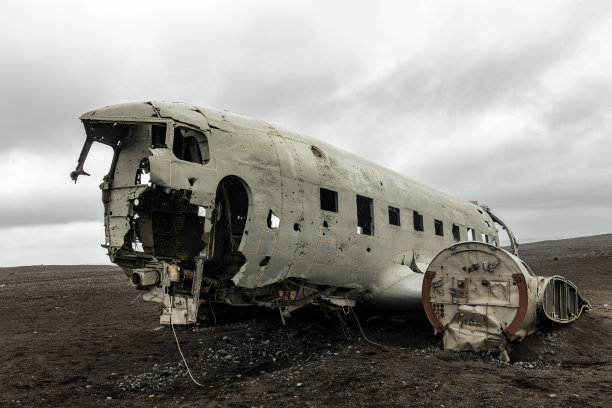dc3被遗弃在黑海滩图片下载